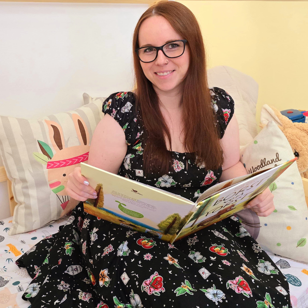 Foto von Vanessa Nick mit Kinderbuch